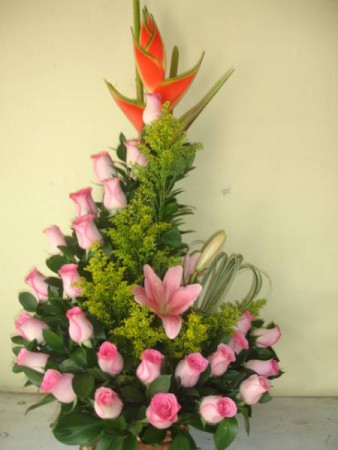 media luna de 25 rosas color rosa con base de canasta $350