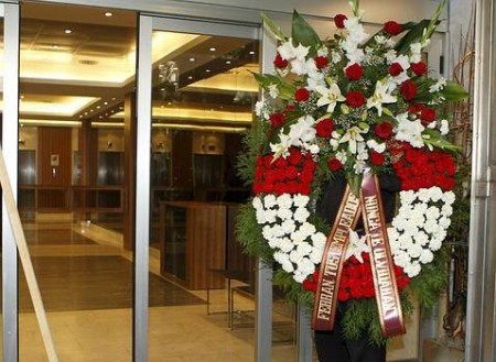 corona floral de rosa $1,500