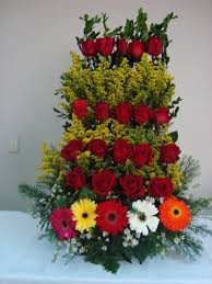 arreglo en base de madera en forma de escalera $400