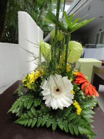 centro de mesa con gerbera $90