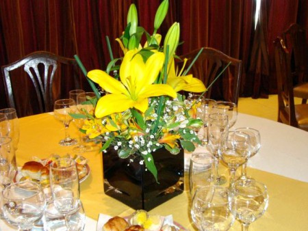 centro de mesa con base de cristal con Lili & Astromelia $80