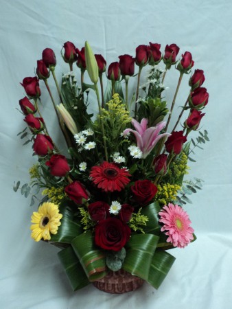 Arreglo en forma de corazon con base de canasta $400