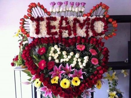 arreglo en forma de corazon, con un surtido de flor $2,000